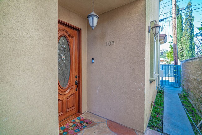 Foto del edificio - Spacious 3-Bedroom Townhome in Burbank!