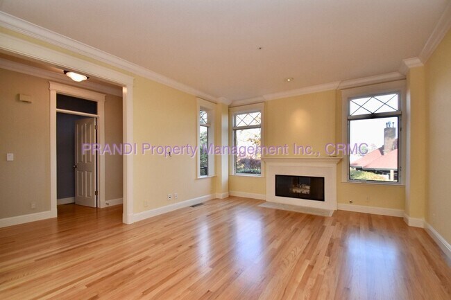 Building Photo - 3 Bedroom Larkspur Townhouse.