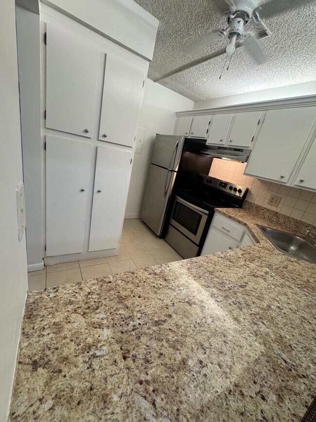 Foto del edificio - 703 Sunny Pine Way