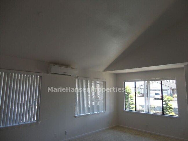 Building Photo - Single level Home 3 bedroom 2 full bath wi...