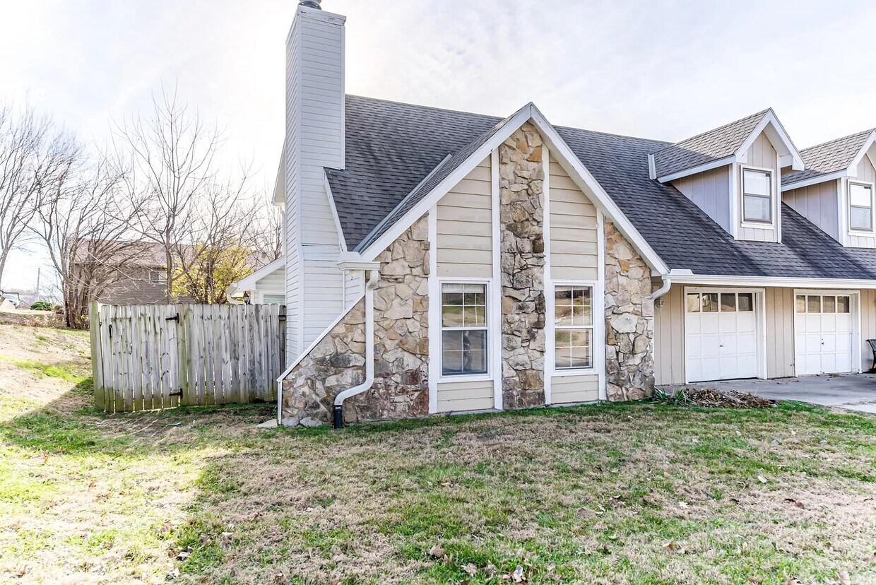 2913 University Dr, Lawrence, KS 66049 Townhome Rentals in Lawrence
