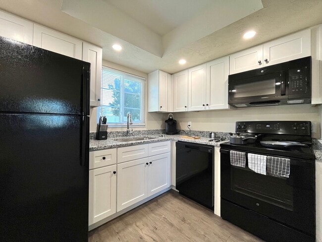 Building Photo - Raven at Bay Pines