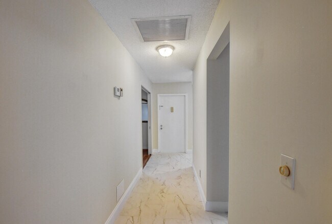 Building Photo - 2820 SW 15th St