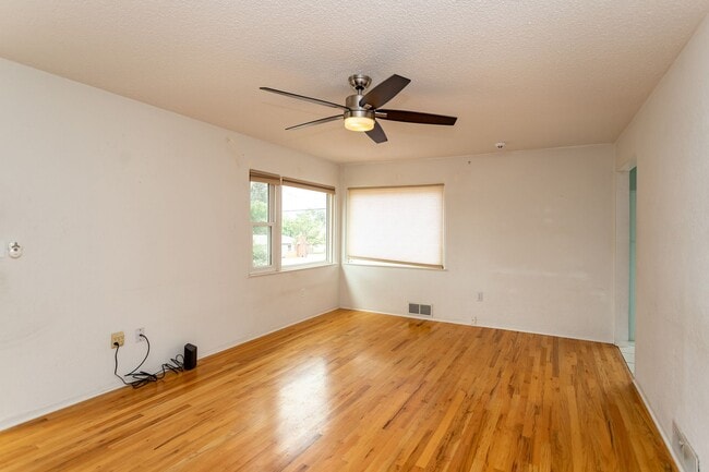 Building Photo - Lovely Downtown Property!