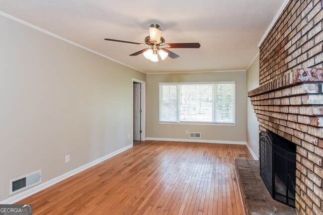 Foto del edificio - 5613 Woodland Dr