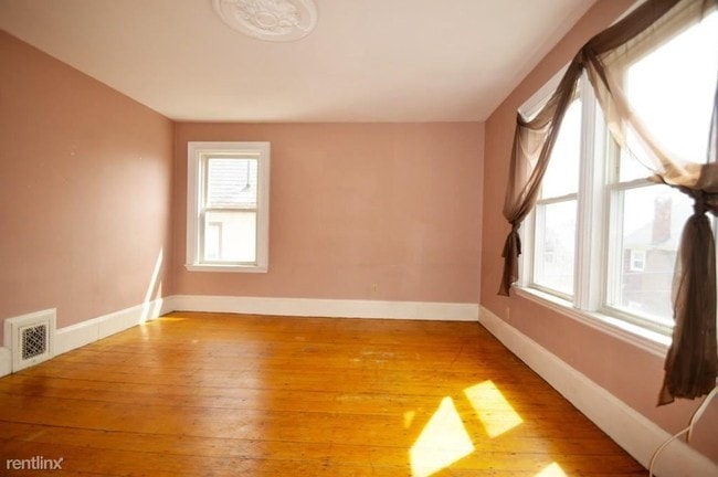 Building Photo - 2 Roslyn Pl