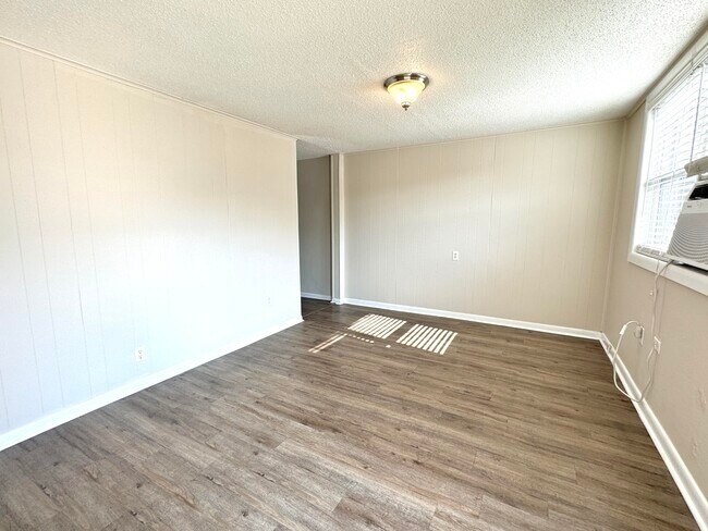 Foto del edificio - 152 S John Sims Pkwy