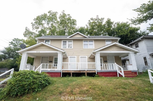 Building Photo - "Charming Urban Retreat: Cozy 1-Bedroom Ap...