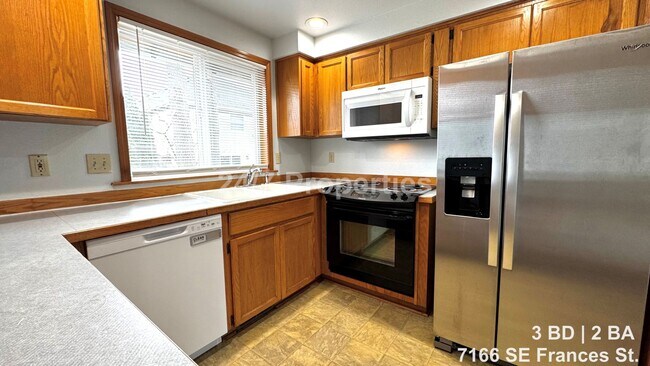 Foto del edificio - Updated 3BD | 2BA Home with Garage & Large Deck - Hillsboro