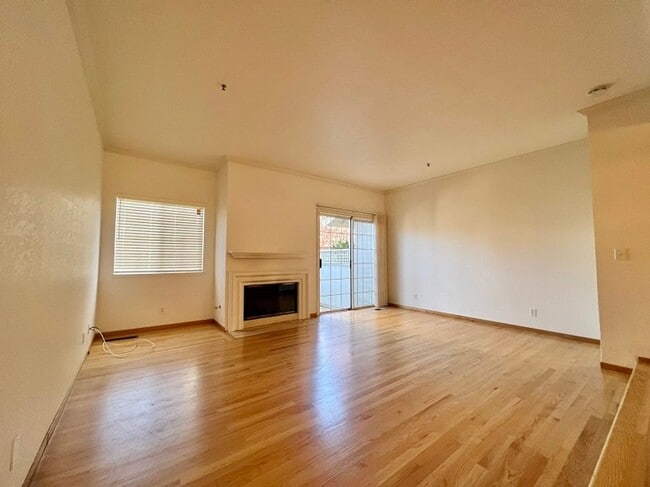 Building Photo - Beautiful Two Bedroom Valley Club Circle Condo in Gated Community