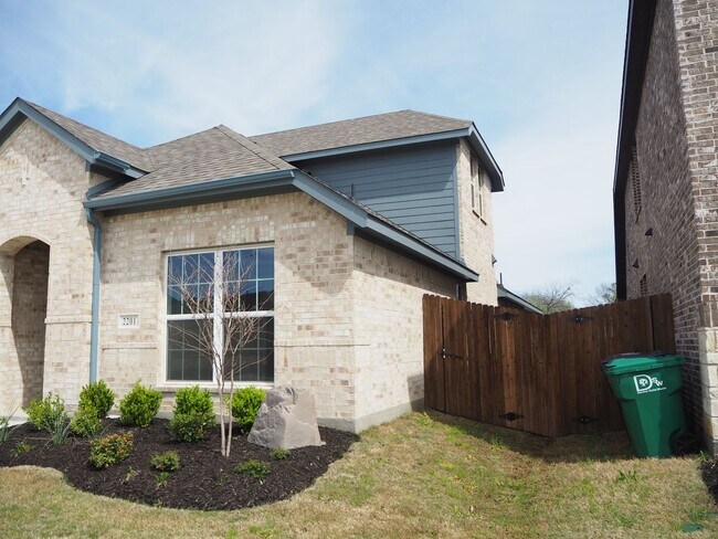 Foto del edificio - 2201 Yellowhammer Rd