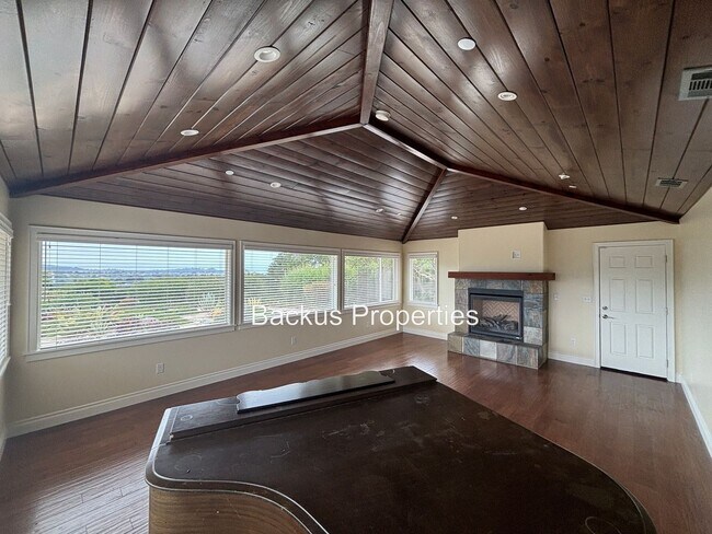 Foto del edificio - Stunning three bedroom home in picturesque...