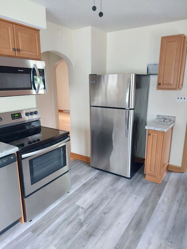 Building Photo - Beautiful Spacious Upgraded 2 Bedroom + De...
