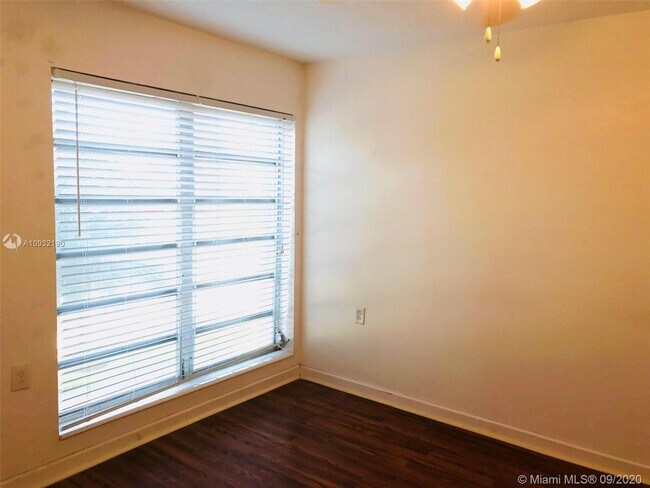 Foto del edificio - 1600 NE 114th St