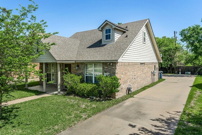 Foto del edificio - SUBLEASE AVAILABLE IMMEDIATELY THROUGH JULY 2026!  Charming 3 Bed, 2 Bath in Central Location!