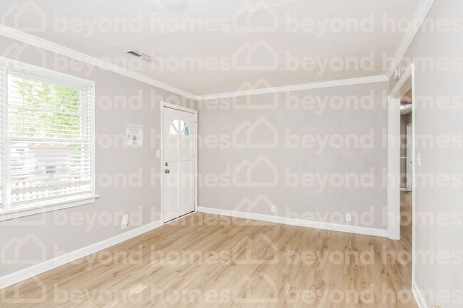 Building Photo - Cozy 3 bedroom / 1 full bath with 1,008 sq...