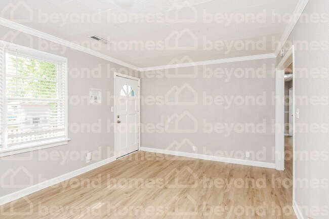 Foto del edificio - Cozy 3 bedroom / 1 full bath with 1,008 sq...
