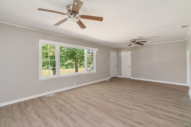 Building Photo - 7149 Hotchkiss Valley Rd E