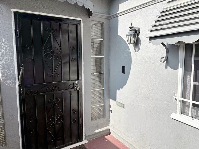 Building Photo - Olympic Duplex