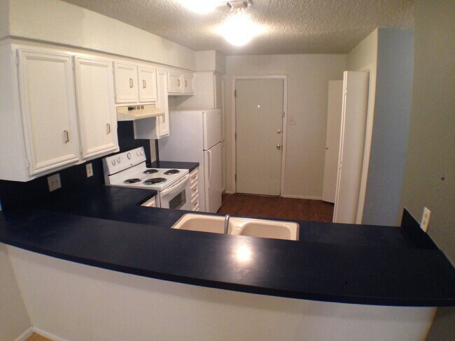 Foto del edificio - Two Story Condo In Whisperwood Located Near Loop 289 & Minutes From Tech & LCU Campus!
