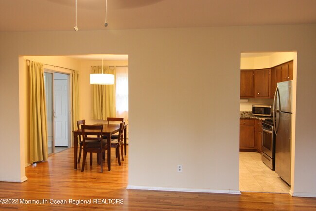 Building Photo - 1061 Edgebrook Dr S
