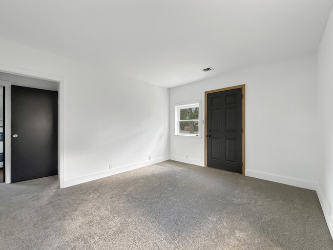 Building Photo - 3044 Hickory Grove Ave