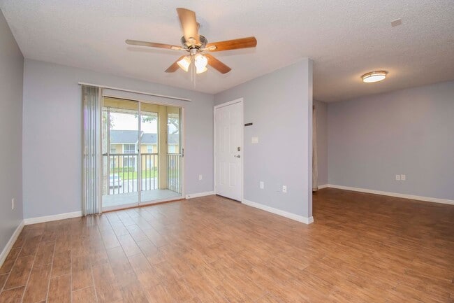 Building Photo - 1BR + Den Condo with Exclusive Move-In Inc...