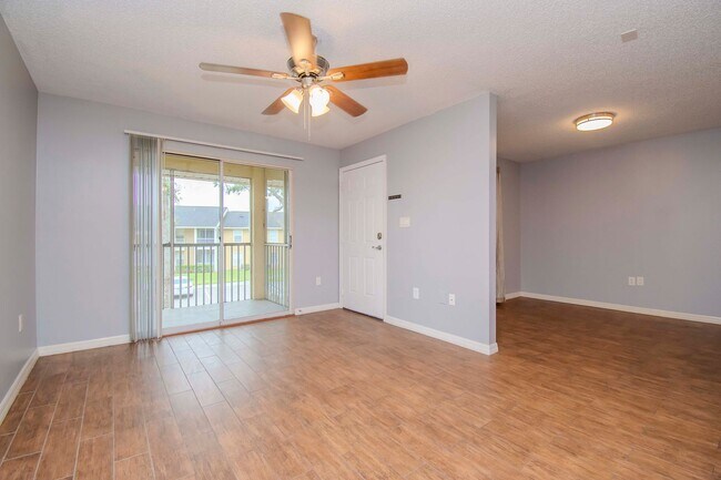 Building Photo - 1BR + Den Condo with Exclusive Move-In Incentive
