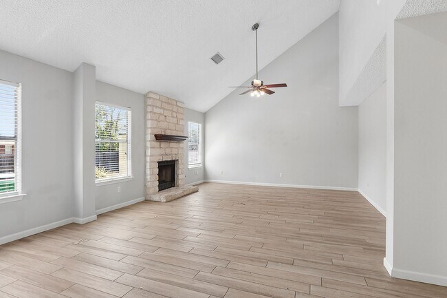 Building Photo - 15301 Ecorio Dr