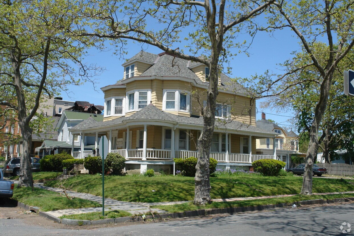 Building Photo - 510 Sewall Ave