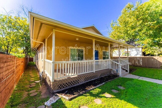 Foto del edificio - 1209 E 3rd St