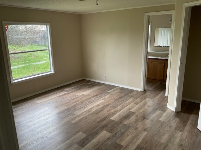 Building Photo - 208 Forest Creek Ln