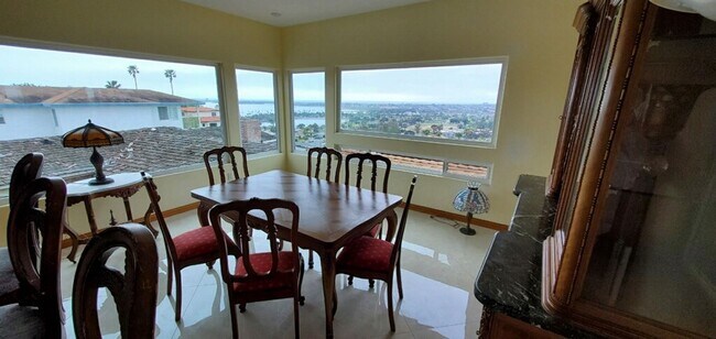 Foto del edificio - Fully Furnished Luxury Unit with Ocean and...