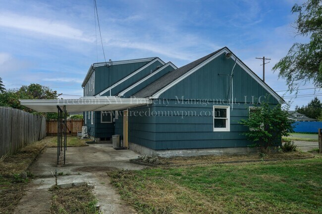Building Photo - 682 SW McFadden Ave