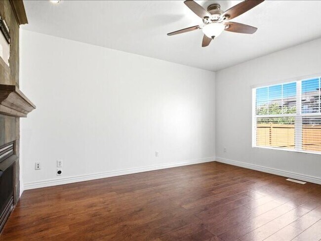 Foto del edificio - DRAPER  BEAUTIFUL 3 BED 2.5 BATH TOWNHOME