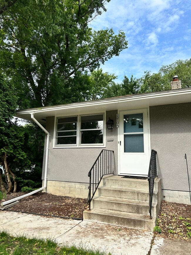 Building Photo - 1705 Albert St N