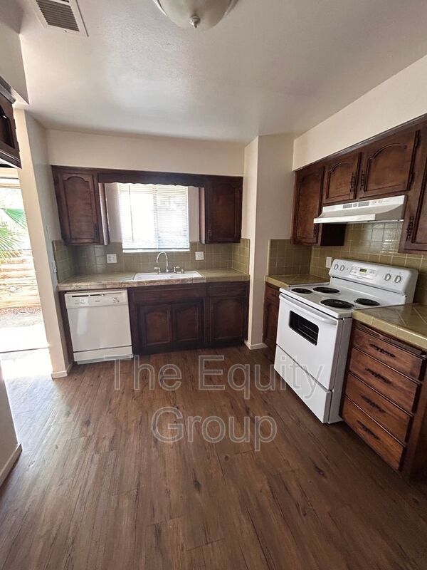 Building Photo - 2434 W Caldwell Ave