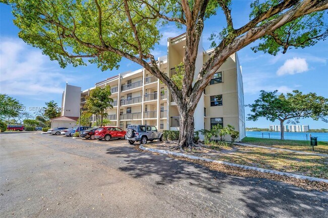Foto del edificio - 117 Lake Emerald Dr