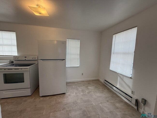 Building Photo - 211 W Chisum Ave