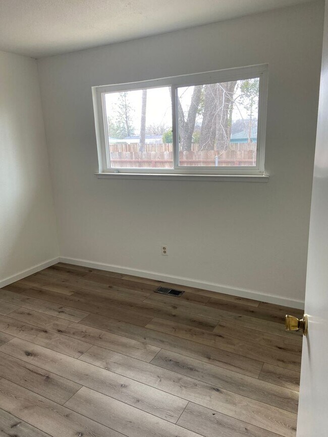 Building Photo - Duplex - Super clean 2 bdrm, 1 bath
