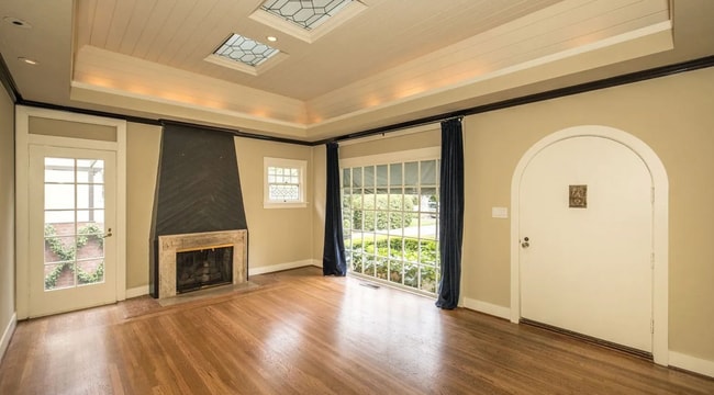 Building Photo - Charming Home w/ Beautifully Landscaped Ya...