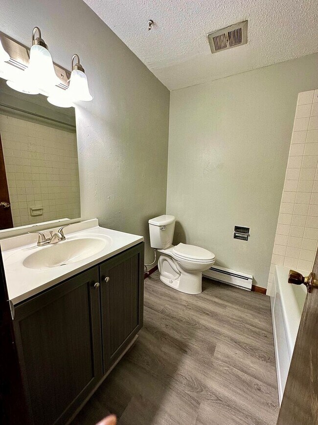 Foto del edificio - Updated 2 Bedrooms - Leonard North Dakota Rental