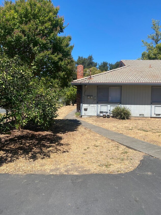 Foto principal - **Newly Remodeled and Updated 2 Bedroom/ 1...