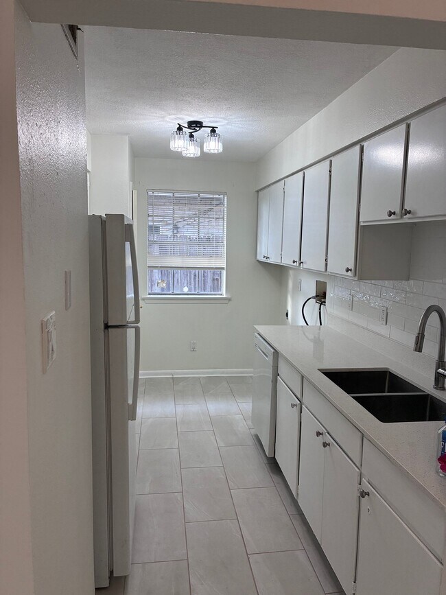 Building Photo - 2117 Giuffrias Ave