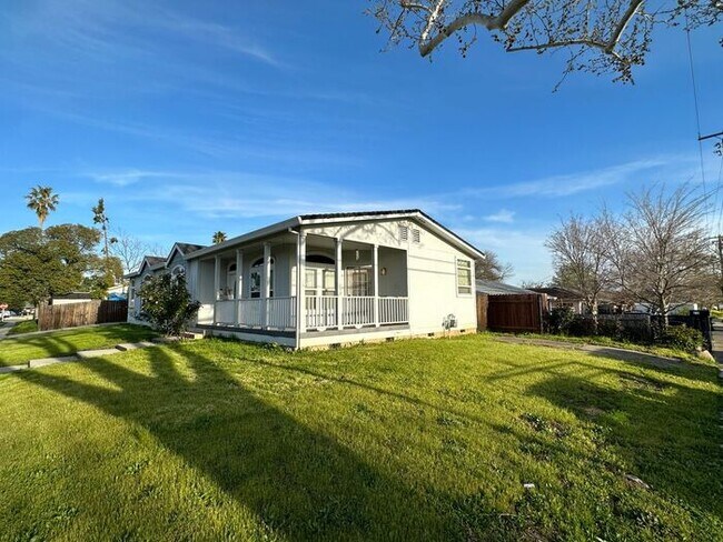 Building Photo - Spacious 3BR/2BA Home in the Heart of Rose...