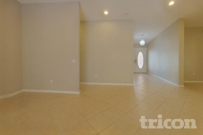 Building Photo - 14980 Crown Dr