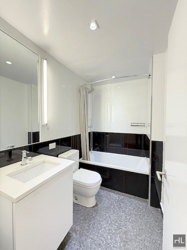 Building Photo - Large newly renovated 2 bed 2 bath - WEST END AVENUE