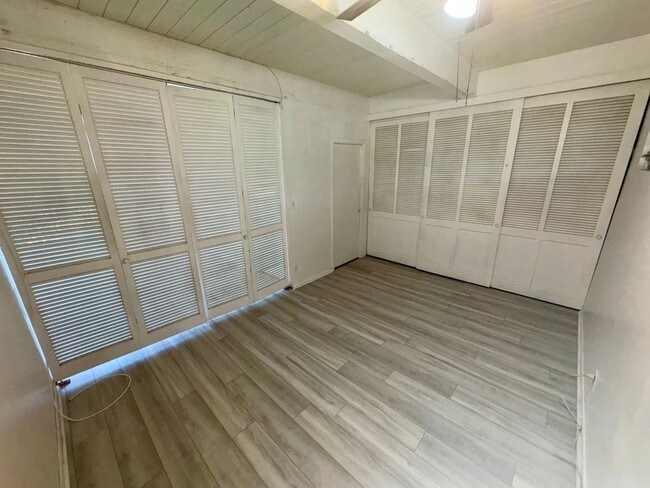 Building Photo - Available Now! 1 bedroom 1 bathroom condo ...