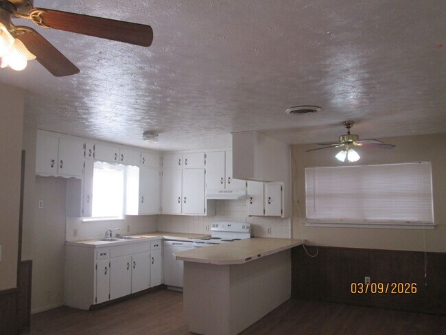 Foto del edificio - HOUSE - 3 bedrooms, 2 bathrooms, single car garage