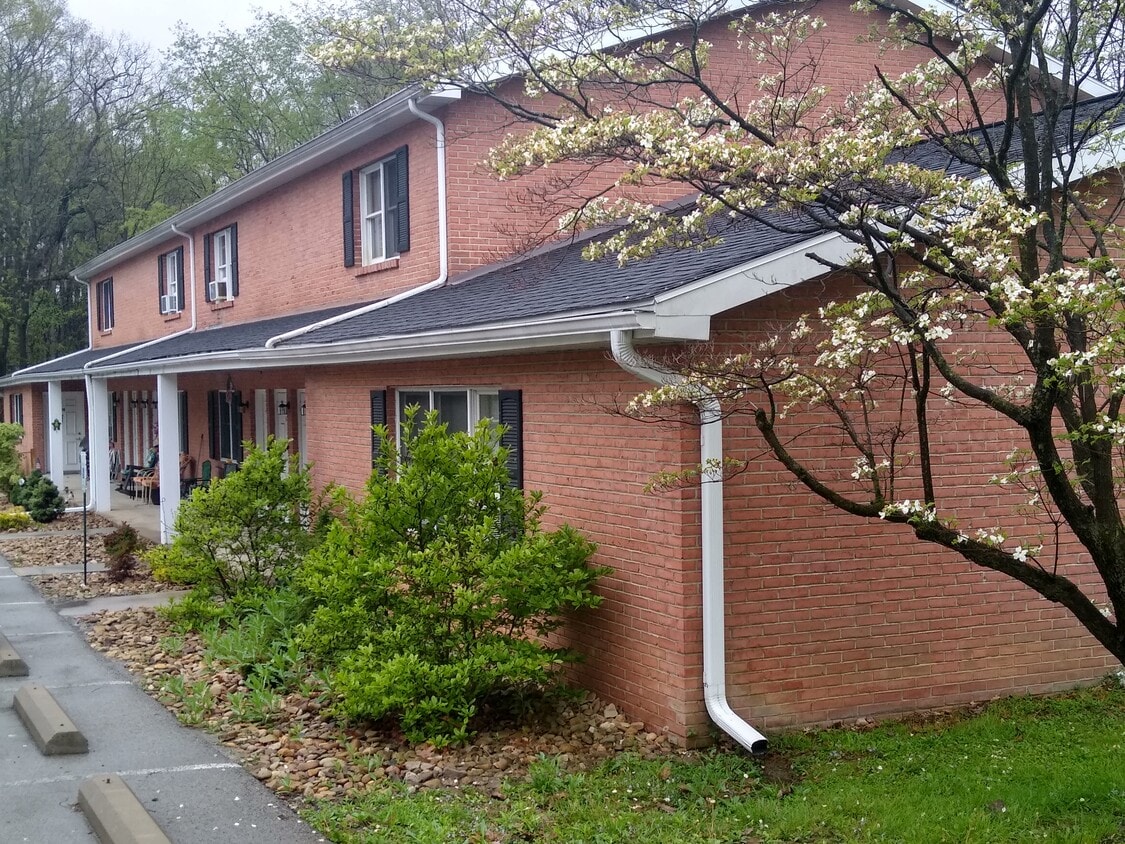Primary Photo - Tanglewood Apartments